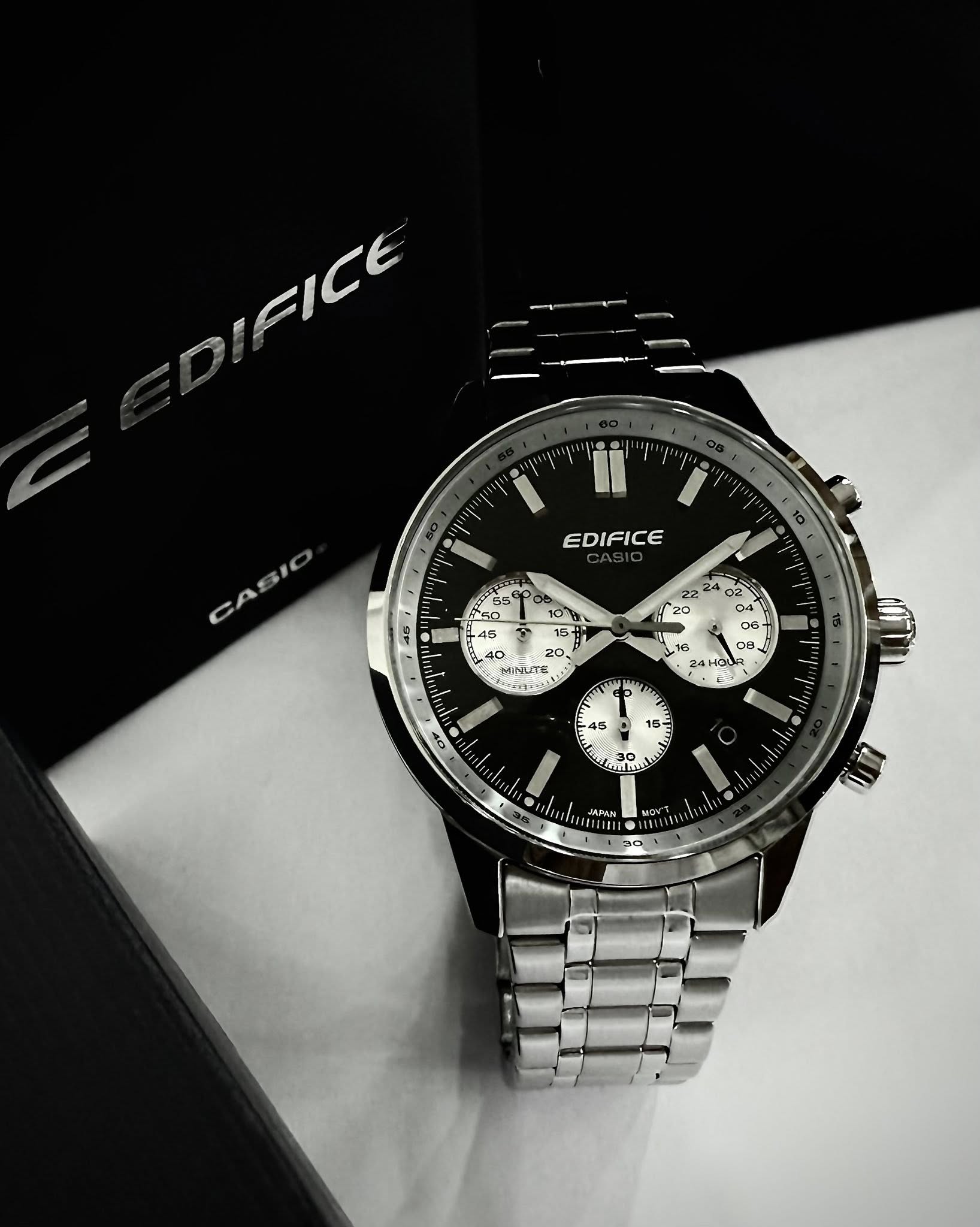 montre-casio-edifice-efr-526d-1avudf-design-moderne-et-fonctionnalites-pratiques-efr-526d-1avudf