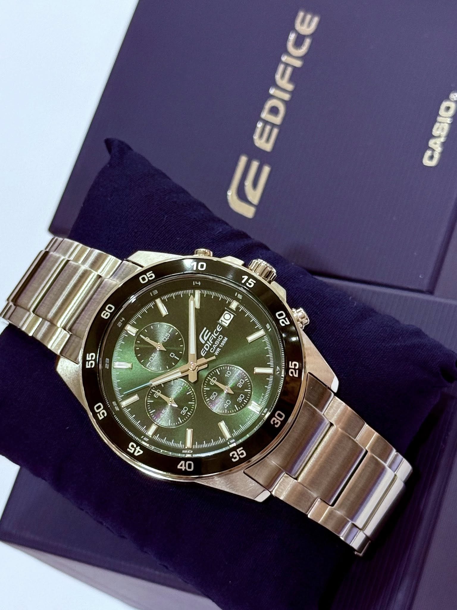 montre-casio-edifice-efr-526d-1avudf-design-moderne-et-fonctionnalites-pratiques-efr-526d-1avudf