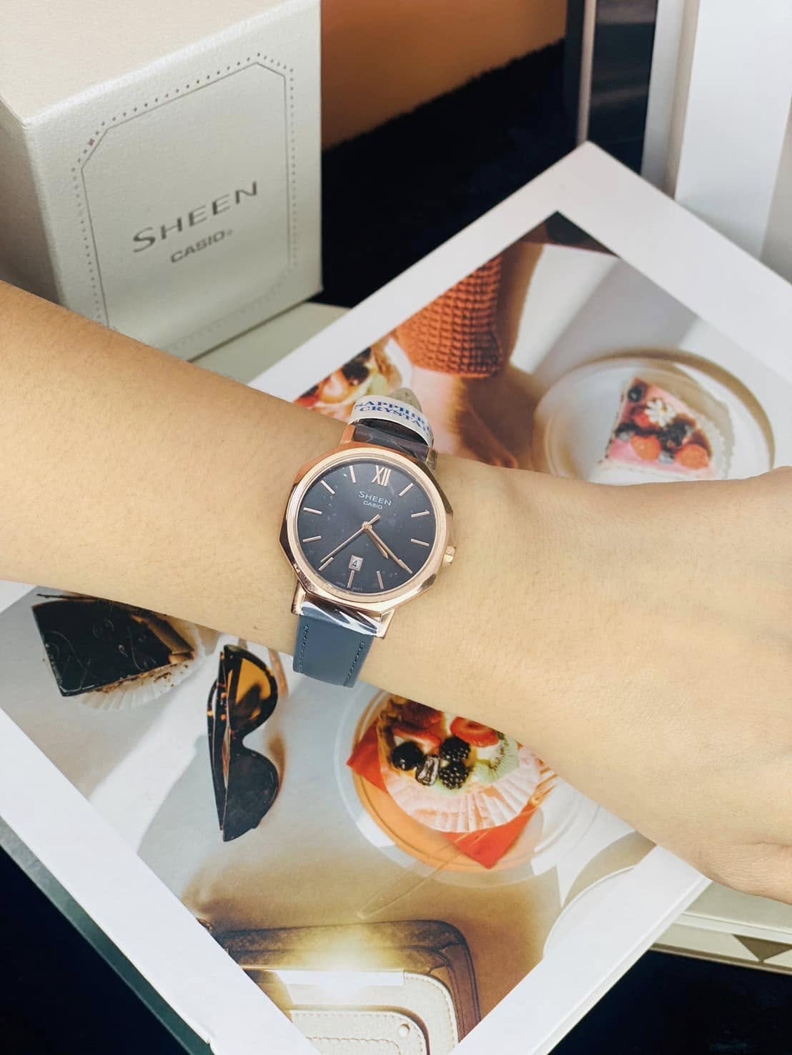 montre-casio-she-4554pgl-8audf-design-sophistique-et-resistance-a-leau-verre-saphir-she-4554pgl-8audf