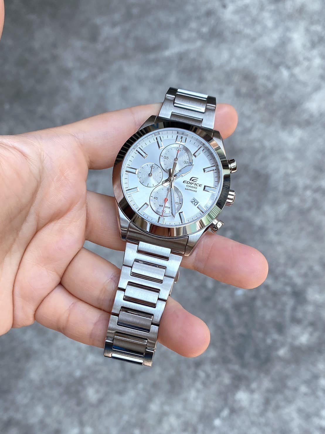 montre-casio-edifice-efb-710d-7avudf-elegance-sportive-avec-chronographe-et-resistance-a-leau-de-100-metres-verre-saphir-efb-710d-7avudf