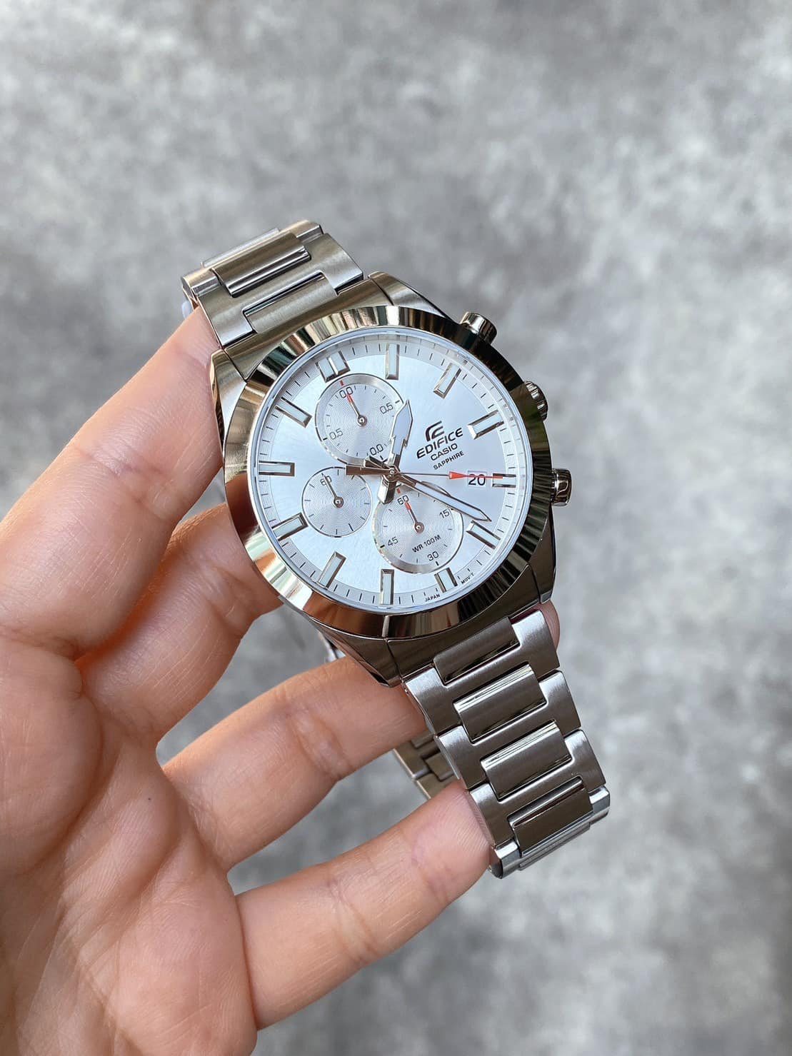 montre-casio-edifice-efb-710d-7avudf-elegance-sportive-avec-chronographe-et-resistance-a-leau-de-100-metres-verre-saphir-efb-710d-7avudf