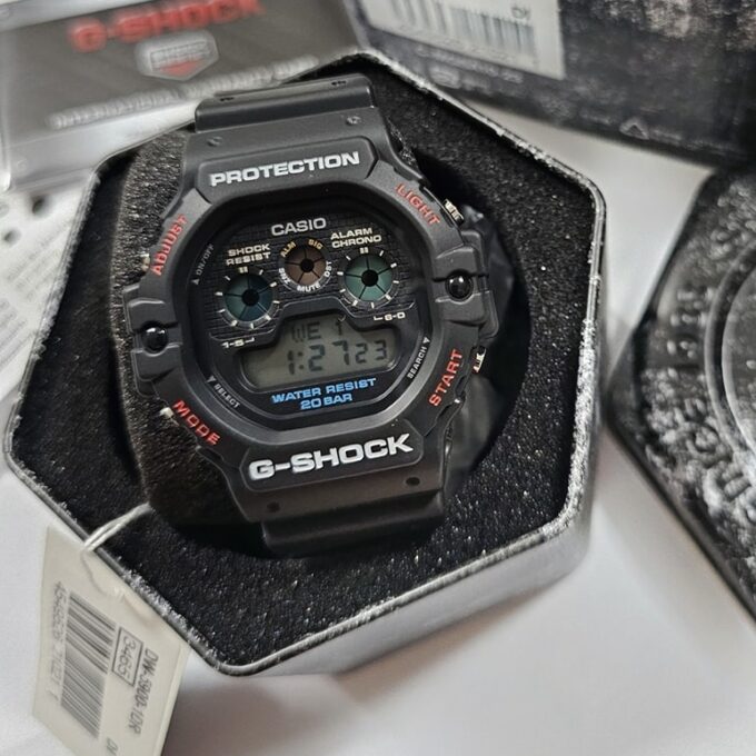 Montre Classique Homme - Casio DW-5900-1DR - Résistante aux chocs, Étanche 200m, Chronographe, Alarme - Résine - Noire - Référence DW-5900-1DR