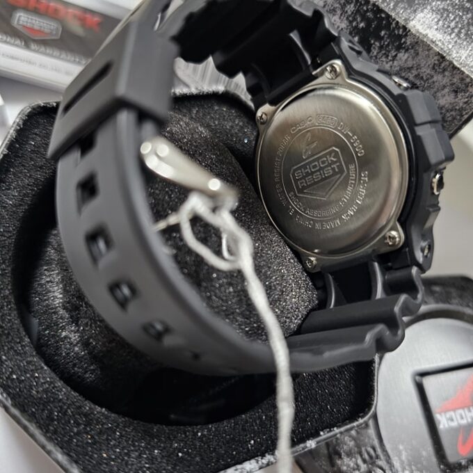 Montre Classique Homme - Casio DW-5900-1DR - Résistante aux chocs, Étanche 200m, Chronographe, Alarme - Résine - Noire - Référence DW-5900-1DR