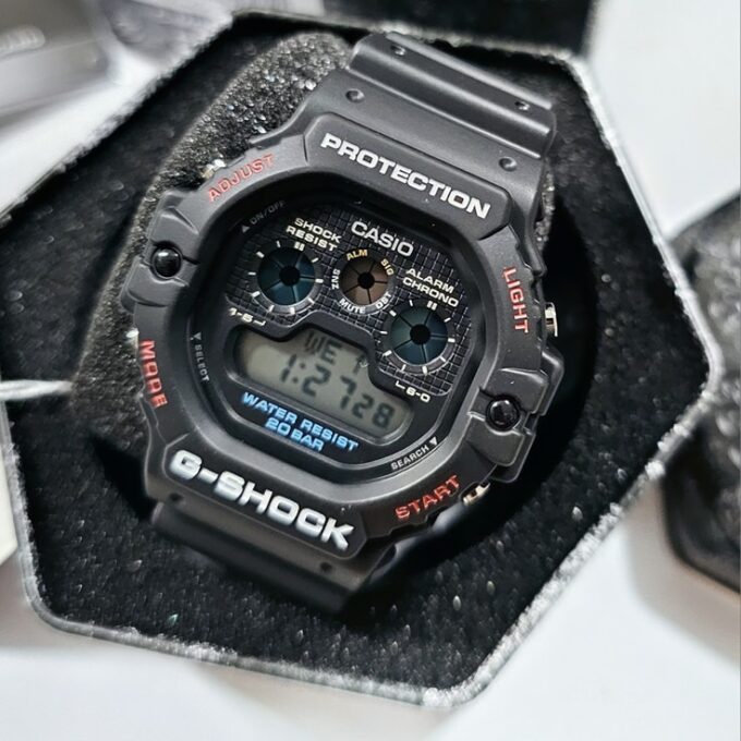 Montre Classique Homme - Casio DW-5900-1DR - Résistante aux chocs, Étanche 200m, Chronographe, Alarme - Résine - Noire - Référence DW-5900-1DR