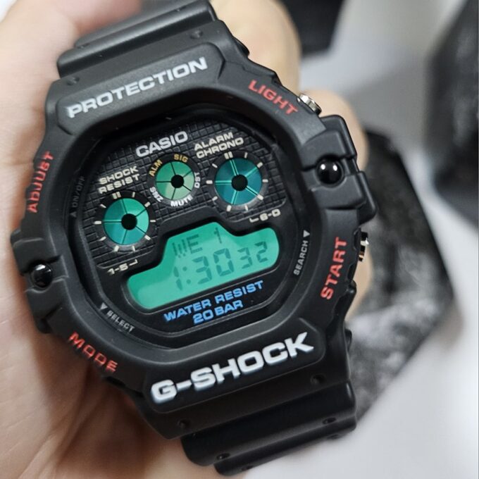 Montre Classique Homme - Casio DW-5900-1DR - Résistante aux chocs, Étanche 200m, Chronographe, Alarme - Résine - Noire - Référence DW-5900-1DR