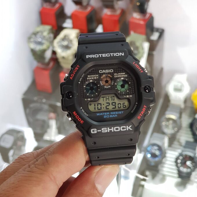 Montre Classique Homme - Casio DW-5900-1DR - Résistante aux chocs, Étanche 200m, Chronographe, Alarme - Résine - Noire - Référence DW-5900-1DR