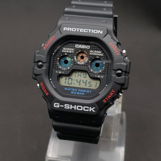 Montre Classique Homme - Casio DW-5900-1DR - Résistante aux chocs, Étanche 200m, Chronographe, Alarme - Résine - Noire - Référence DW-5900-1DR