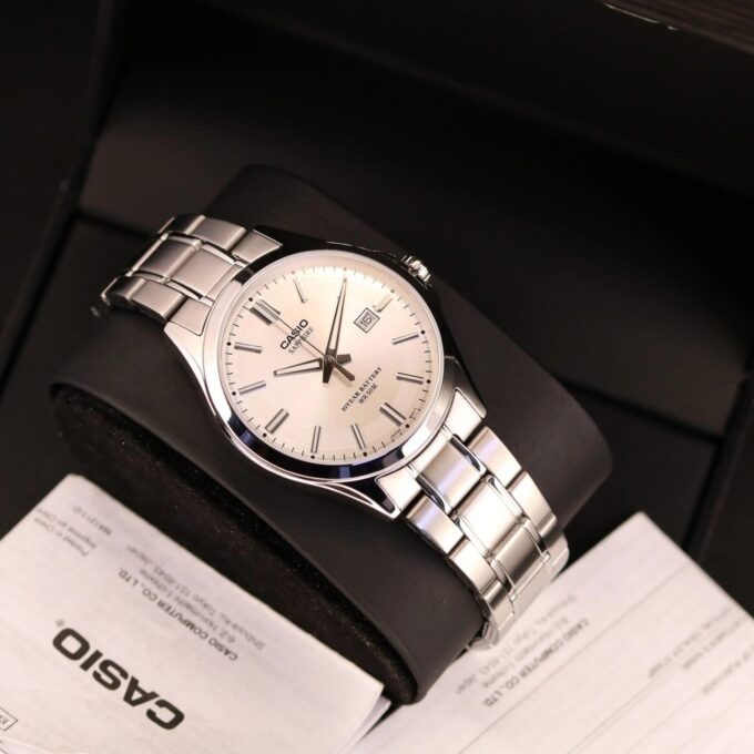 Montre Classique Homme - Casio - Quartz, Acier Inoxydable, Étanche 100m, Affichage Jour/Date, Aiguilles Lumineuses - Argenté - MTD-130D-7AVDF