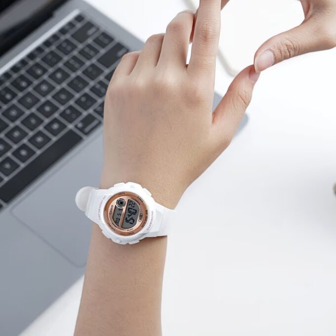 Montre Classique - CASIO - Femme - Design Élégant, Résistante à lEau, Bracelet Confortable, Mouvement Quartz - Acier Inoxydable - Argent - Référence LWS-1200H-7A2VDF