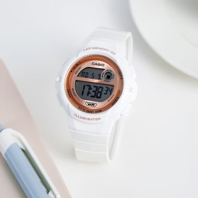 Montre Classique - CASIO - Femme - Design Élégant, Résistante à lEau, Bracelet Confortable, Mouvement Quartz - Acier Inoxydable - Argent - Référence LWS-1200H-7A2VDF