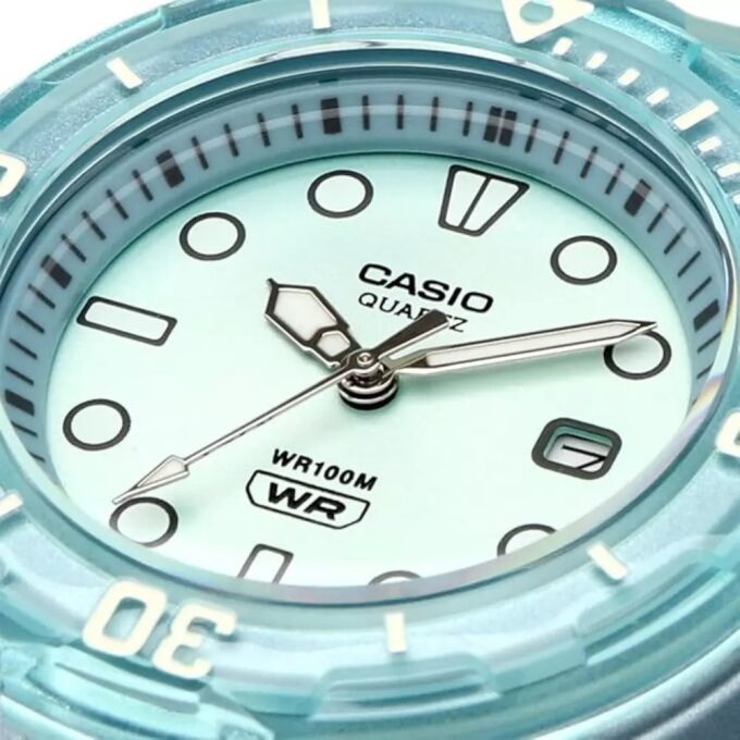 Montre Analogique Classique - Casio - Femme - Étanche 100m, Lunette Rotative, Bracelet Résine, Cadran Bleu Turquoise - Référence LRW-200HS-2EVDF