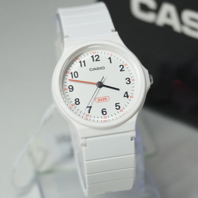 Montre Classique - CASIO - Unisexe - Design Élégant, Résistante, Bracelet Confortable - Noir - Référence LQ-24B-7BDF