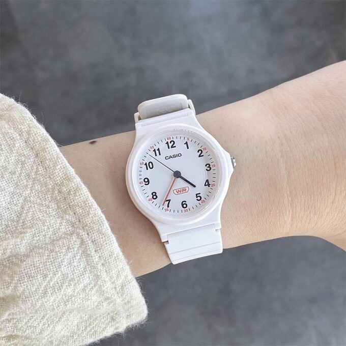 Montre Classique - CASIO - Unisexe - Design Élégant, Résistante, Bracelet Confortable - Noir - Référence LQ-24B-7BDF