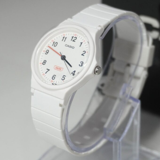 Montre Classique - CASIO - Unisexe - Design Élégant, Résistante, Bracelet Confortable - Noir - Référence LQ-24B-7BDF