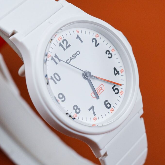 Montre Classique - CASIO - Unisexe - Design Élégant, Résistante, Bracelet Confortable - Noir - Référence LQ-24B-7BDF