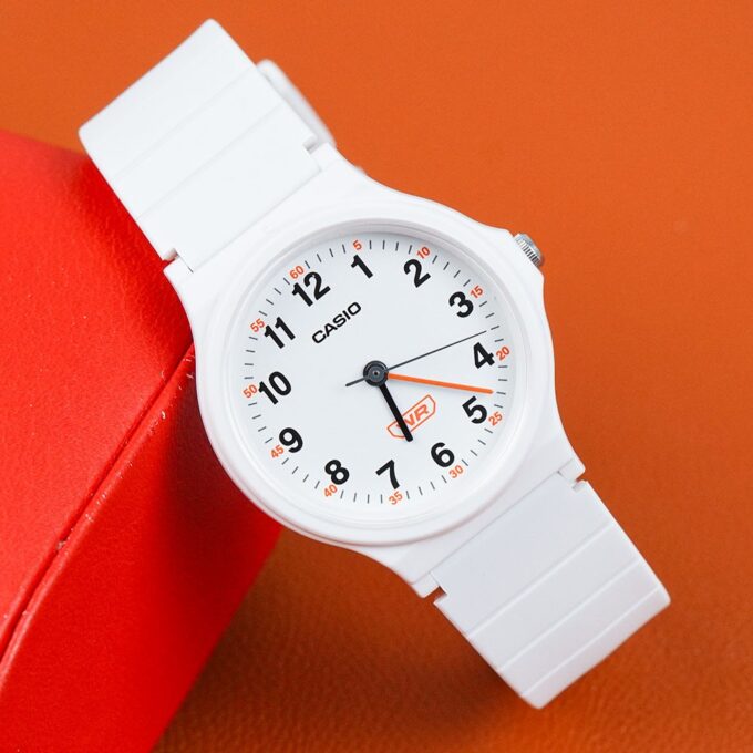 Montre Classique - CASIO - Unisexe - Design Élégant, Résistante, Bracelet Confortable - Noir - Référence LQ-24B-7BDF