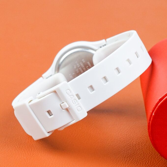 Montre Classique - CASIO - Unisexe - Design Élégant, Résistante, Bracelet Confortable - Noir - Référence LQ-24B-7BDF