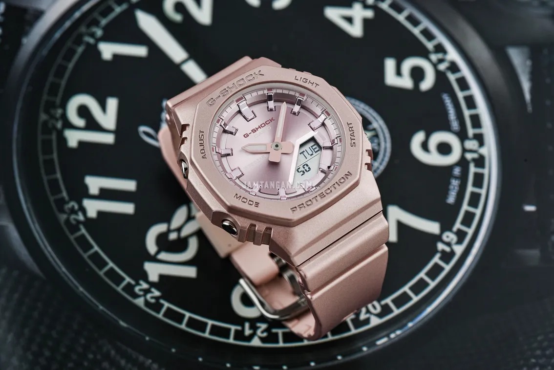 montre classique casio g shock femme résistante aux chocs, Étanche 200m, double led, design rose nacré résine biosourcée gma p2100st 4adr
