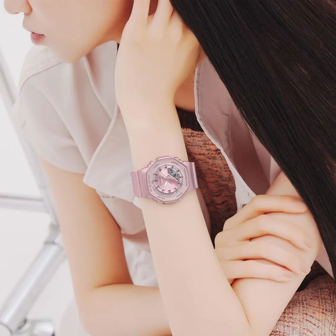 montre classique casio g shock femme résistante aux chocs, Étanche 200m, double led, design rose nacré résine biosourcée gma p2100st 4adr