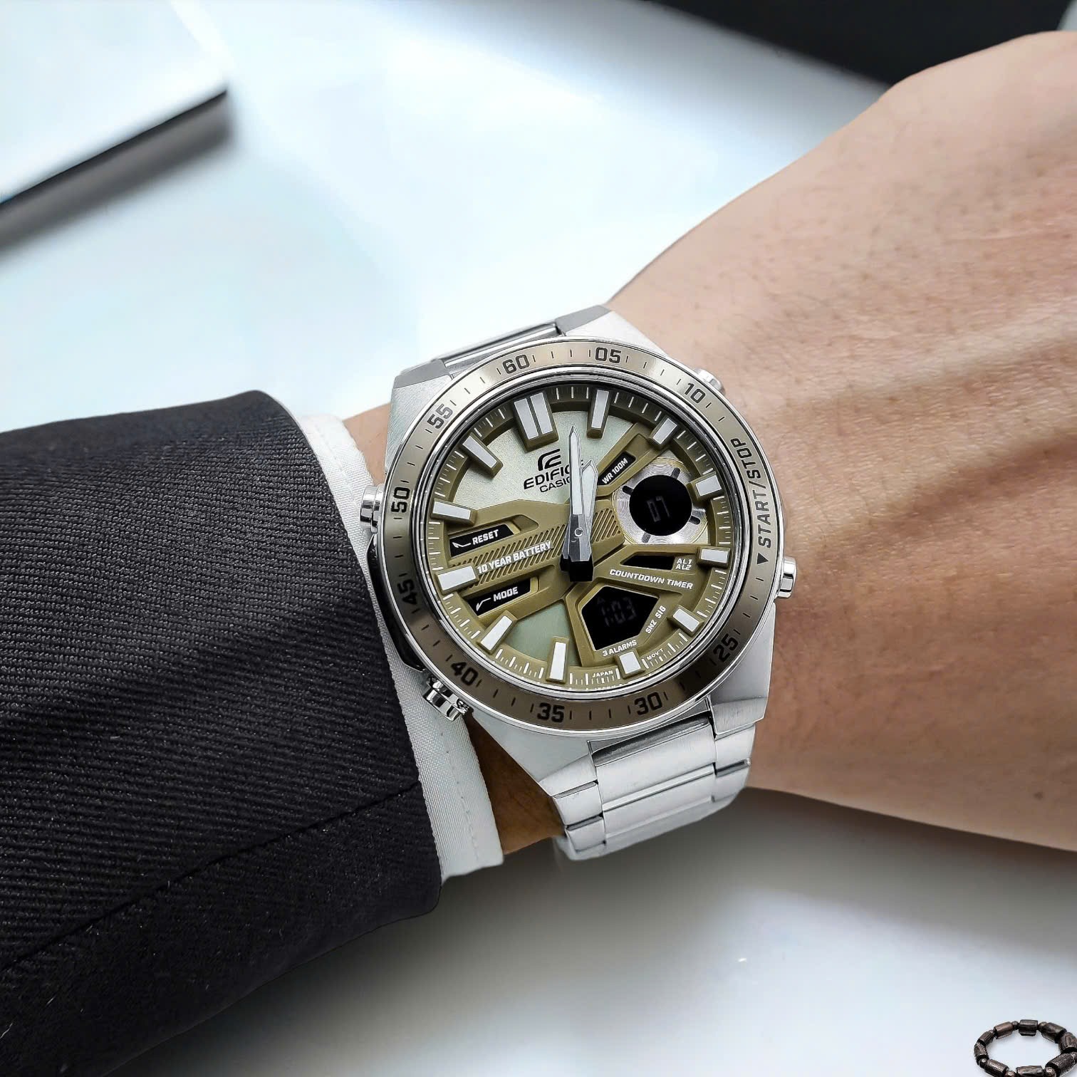 montre classique homme casio edifice efv c110d 5adf acier inoxydable, chronographe, Étanche, bracelet métal argent, cadran doré