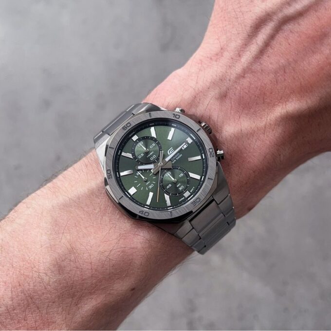 Montre Classique Homme Casio EDIFICE - EFV-640DC-3AVUDF – Chronographe, Acier Inoxydable, Bracelet Maille, Cadran Vert, Étanche 100m – Référence EFV-640DC-3AVUDF