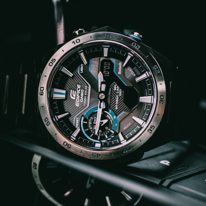 Montre Classique Homme - Casio EDIFICE - ECB-2200DD-1ADF – Acier Inoxydable, Chronographe, Étanche, Bracelet Métal – Argent – Référence ECB-2200DD-1ADF