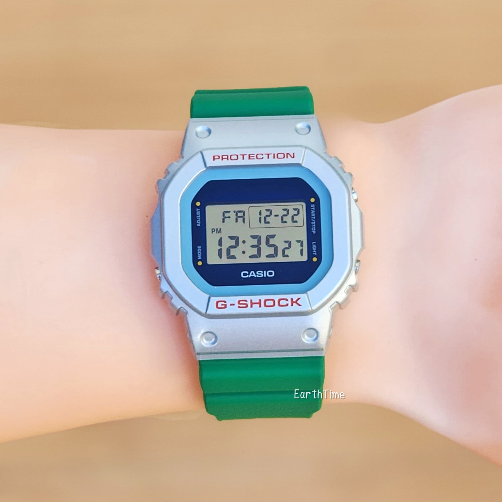 montre classique homme casio g shock dw 5600eu 8a3dr – digital, résistante aux chocs, Étanche 200m, bracelet résine – gris – référence dw 5600eu 8a3dr