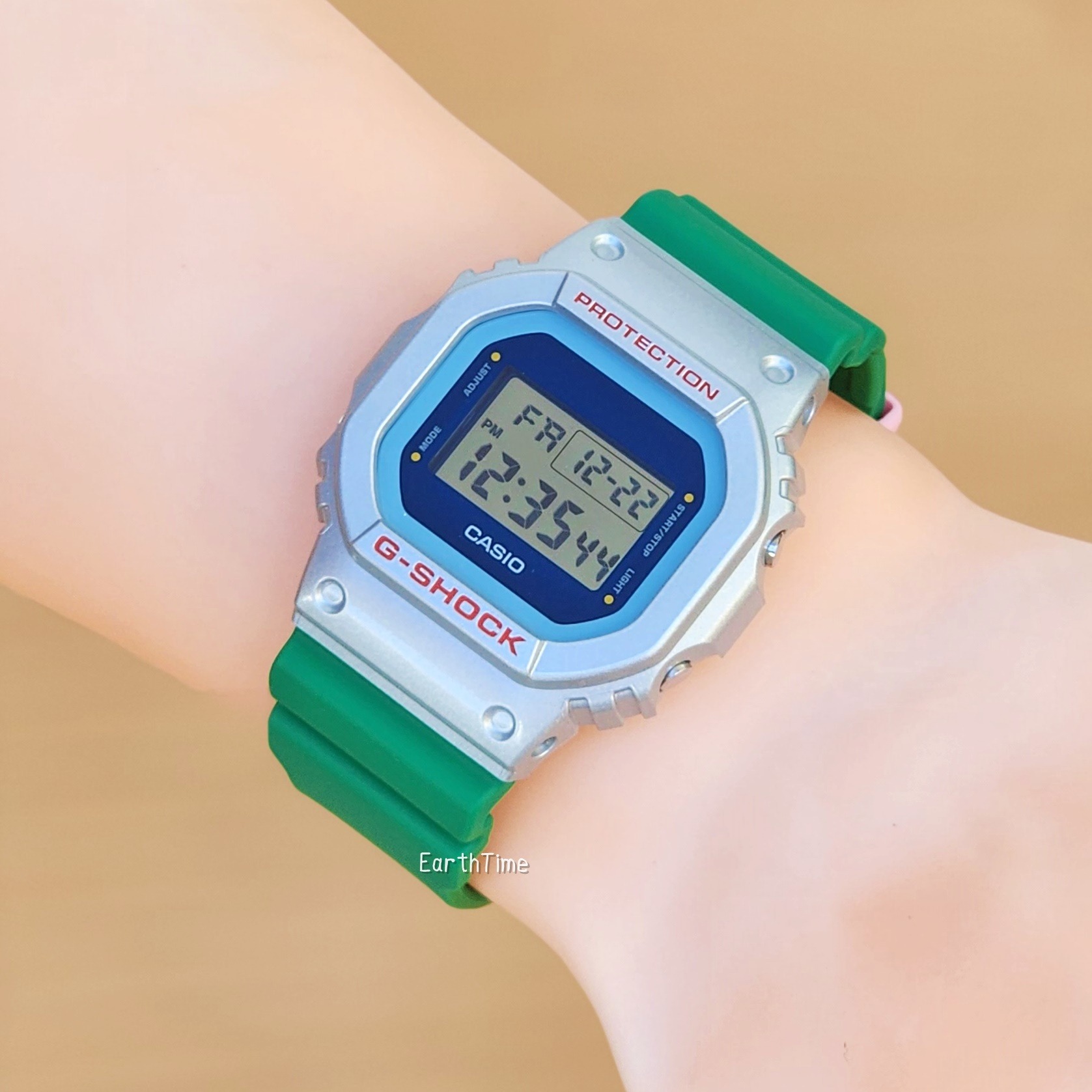 montre classique homme casio g shock dw 5600eu 8a3dr – digital, résistante aux chocs, Étanche 200m, bracelet résine – gris – référence dw 5600eu 8a3dr