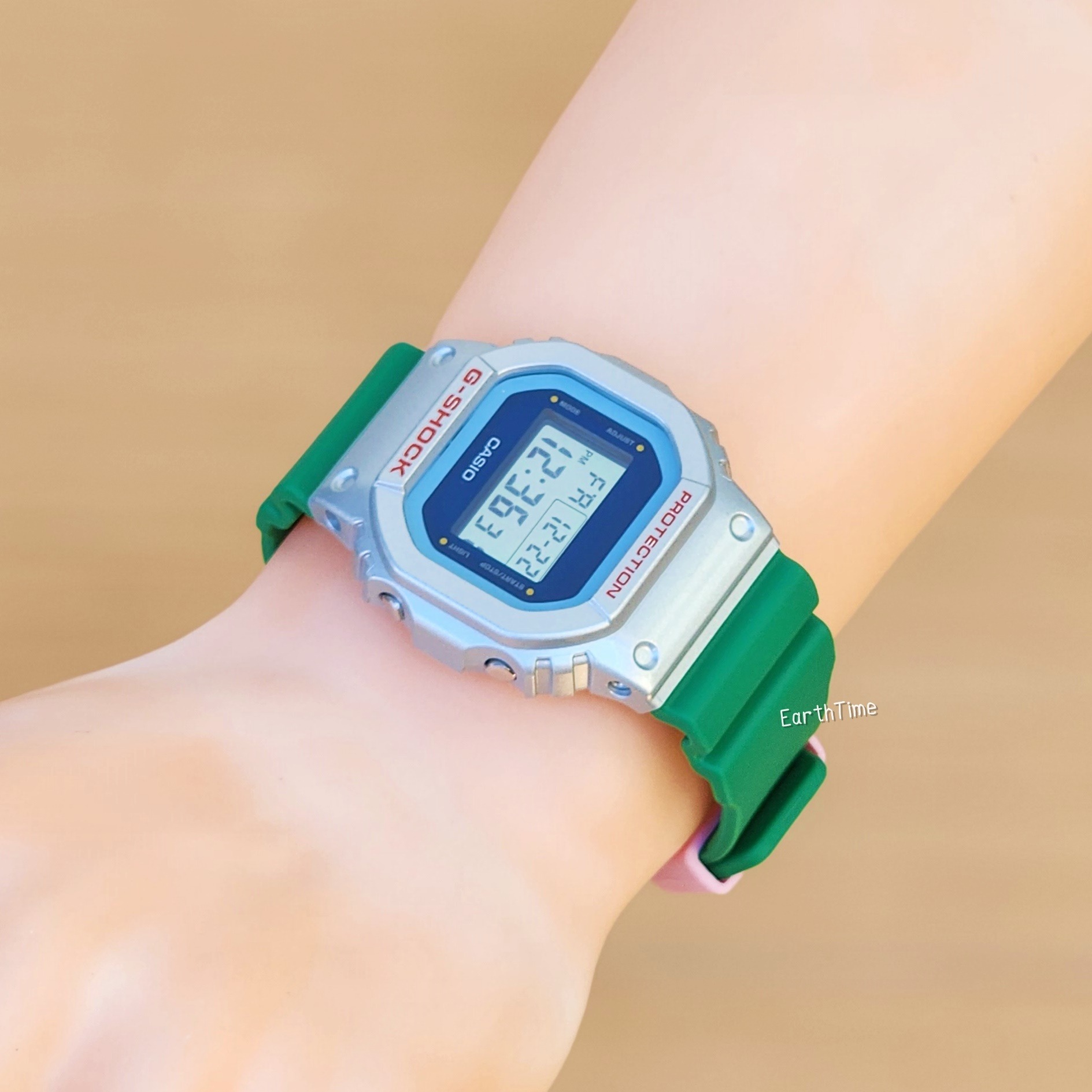 montre classique homme casio g shock dw 5600eu 8a3dr – digital, résistante aux chocs, Étanche 200m, bracelet résine – gris – référence dw 5600eu 8a3dr