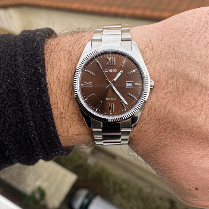 Montre Classique Homme Casio MTP-1302DD-5AVDF – Acier Inoxydable, Bracelet Métal, Cadran Marron, Étanche – Boutique Aïwatch