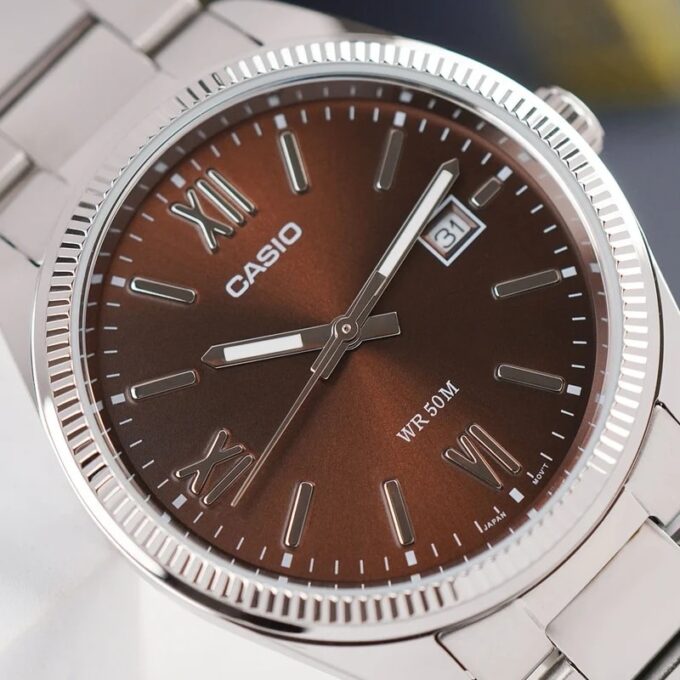 Montre Classique Homme Casio MTP-1302DD-5AVDF – Acier Inoxydable, Bracelet Métal, Cadran Marron, Étanche – Boutique Aïwatch