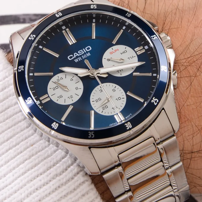 Montre Classique Homme - Casio MTP-1374D-2A3VDF - Acier Inoxydable, Bracelet Métal, Cadran Bleu, Étanche - Gris