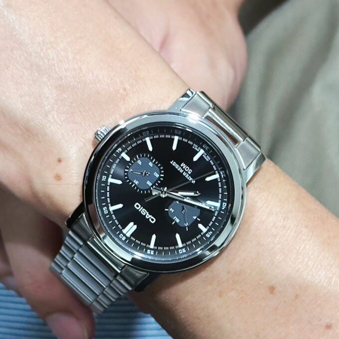 Montre Classique Homme - Casio MTP-E335D-1EVDF - Acier Inoxydable, Dateur, Bracelet Métal, Cadran Noir, Étanche - Référence MTP-E335D-1EVDF