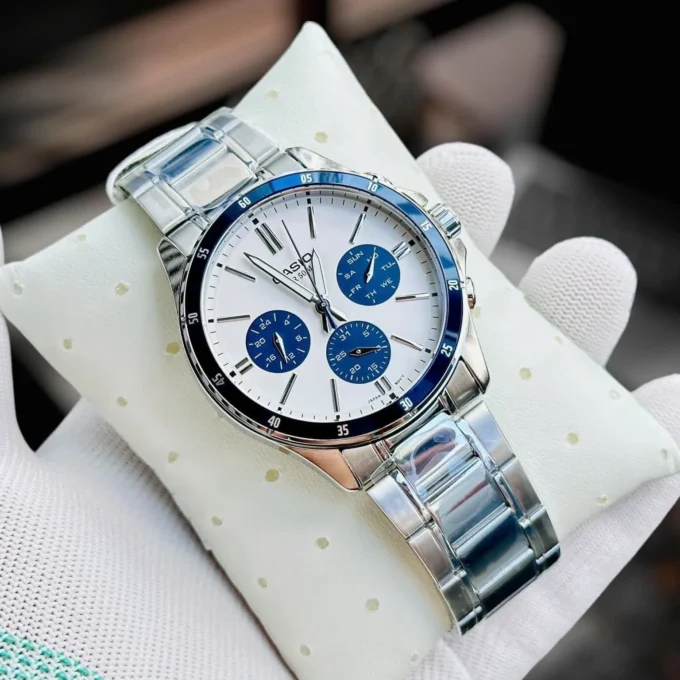 Montre Classique Homme Casio MTP-1374D-7A2VDF – Acier Inoxydable, Bracelet Métal, Cadran Blanc, Étanche – Bleu - Gris