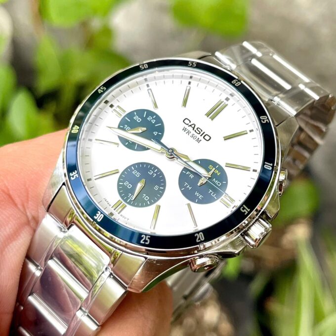 Montre Classique Homme Casio MTP-1374D-7A2VDF – Acier Inoxydable, Bracelet Métal, Cadran Blanc, Étanche – Bleu - Gris