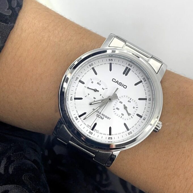 montre classique homme casio mtp e335d 7evdf – acier inoxydable, bracelet métal, cadran blanc, Étanche – référence mtp e335d 7evdf