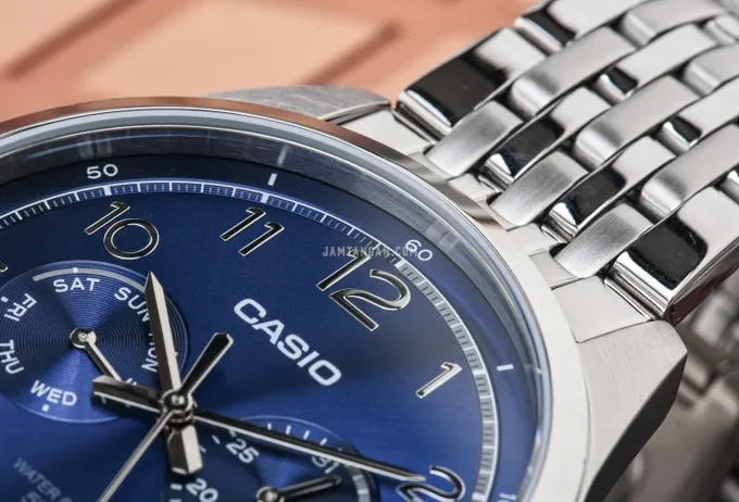 Montre Classique Homme - Casio - Quartz, Acier Inoxydable, Affichage Jour/Date, Étanche 50M, Bracelet Métal, Cadran Bleu - MTP-E340D-2AVDF