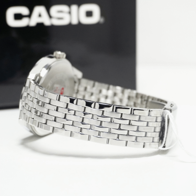 Montre Classique Homme - Casio - Acier Inoxydable, Quartz, Étanche 50m, Bracelet Métal, Cadran Argenté - Référence MTP-E340D-7AVDF