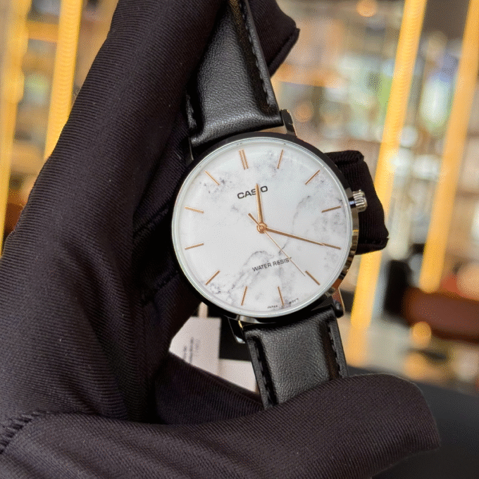 Montre Analogique Casio Homme - MTP-VT01LM-7A - Bracelet en Cuir et Résistance à l'Eau - Verre Minéral - Design Sophistiqué