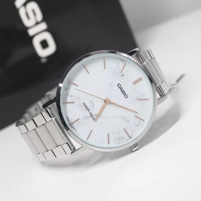 Montre Classique Homme - Casio Enticer - Cadran Blanc, Bracelet Acier, Étanche, Design Élégant - Acier Inoxydable - Argenté - MTP-VT01DM-7AUDF
