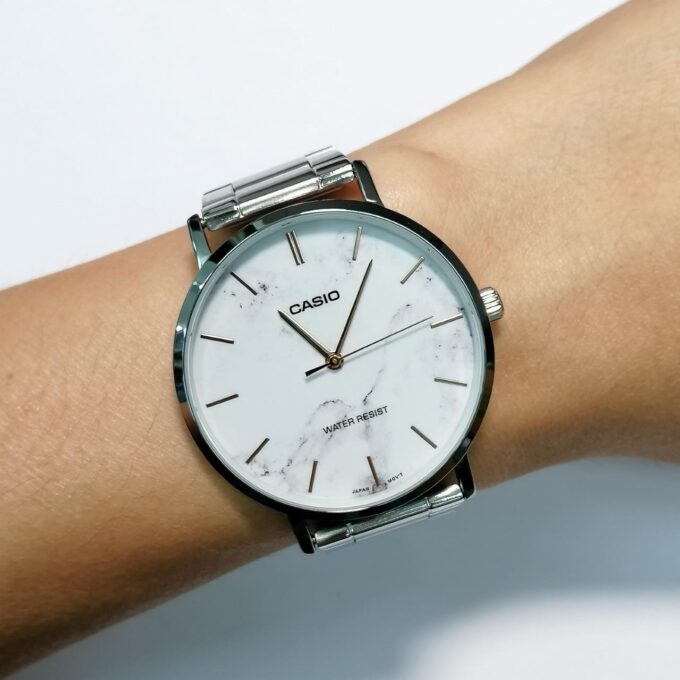 Montre Classique Homme - Casio Enticer - Cadran Blanc, Bracelet Acier, Étanche, Design Élégant - Acier Inoxydable - Argenté - MTP-VT01DM-7AUDF