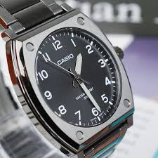 Montre Classique Homme - Casio - Design Tonneau, Résistance à lEau 50m, Cadran Noir, Bracelet Cuir - Acier Inoxydable - Référence MTP-E730B-1AVDF