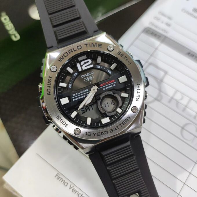 Montre Casio Homme - 100M Resistante à l'eau - Acier Inoxydable - Heure mondiale/Compte à rebours/Calendrier automatique/Alarmes multiples/Chronographe 100 SEC - Batterie de 10 ans- MWQ-100-1AVDF