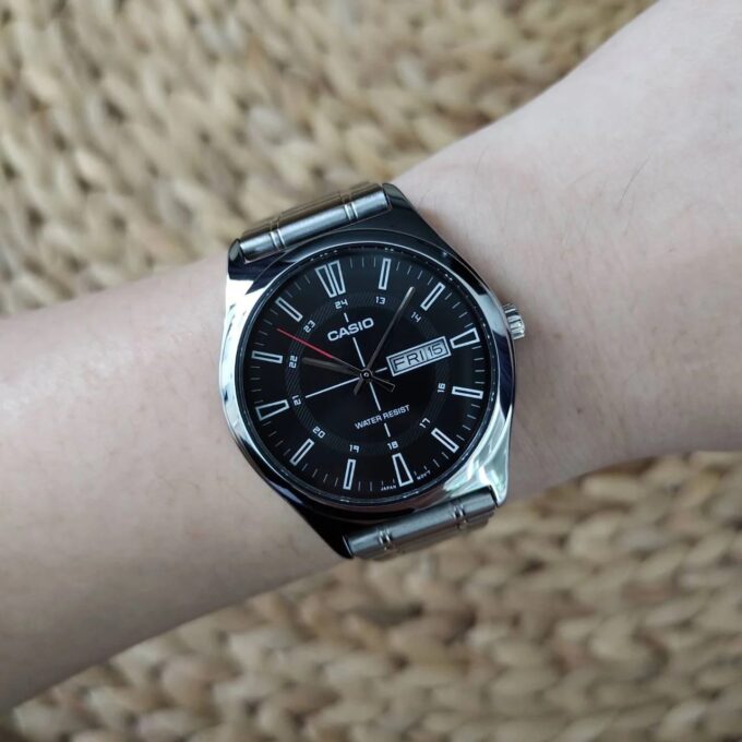 Montre Classique - Casio - Homme - Design Élégant, Résistant à lEau, Bracelet Acier Inoxydable, Cadran Noir - Acier - Argenté - Référence MTP-V006D-1CUDF