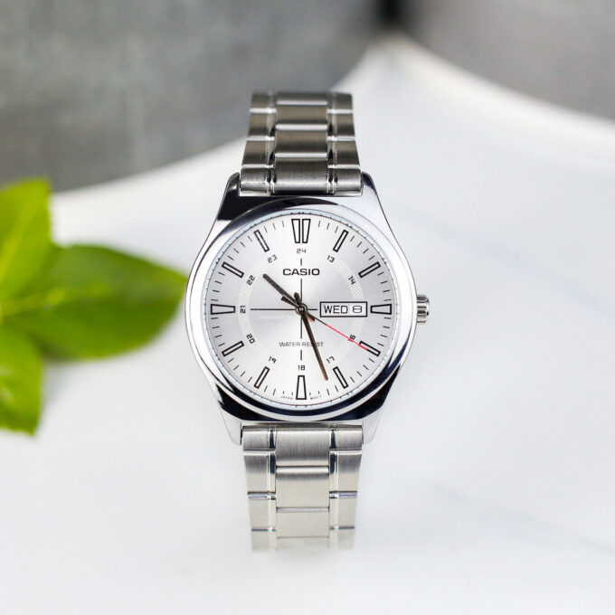 Montre Classique - Casio - Homme - Design Élégant, Bracelet Acier Inoxydable, Cadran Blanc, Résistante à lEau - Métal - Argenté - Référence MTP-V006D-7CUDF