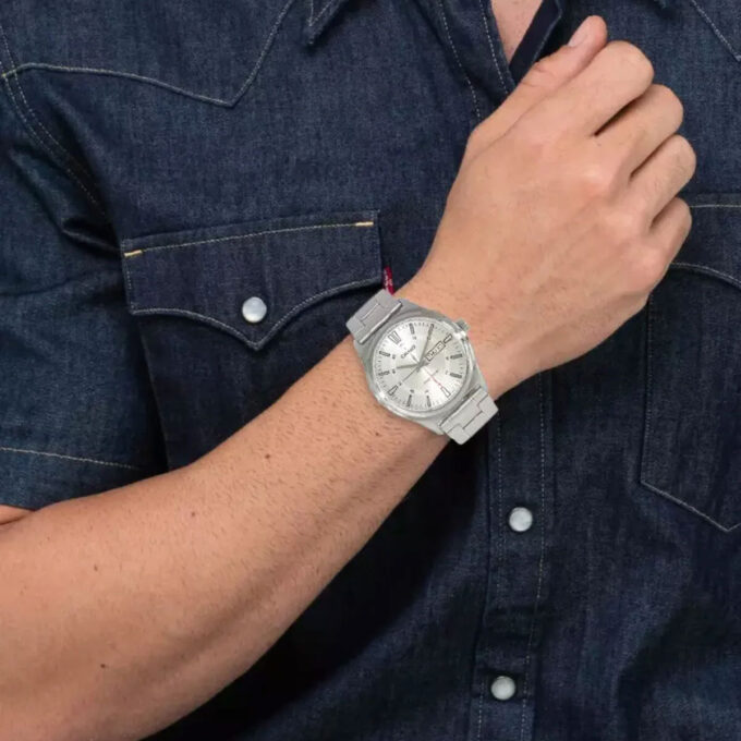 Montre Classique - Casio - Homme - Design Élégant, Bracelet Acier Inoxydable, Cadran Blanc, Résistante à lEau - Métal - Argenté - Référence MTP-V006D-7CUDF