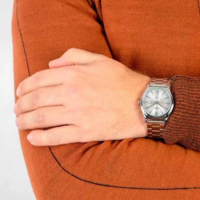 Montre Classique - Casio - Homme - Design Élégant, Bracelet Acier Inoxydable, Cadran Blanc, Résistante à lEau - Métal - Argenté - Référence MTP-V006D-7CUDF