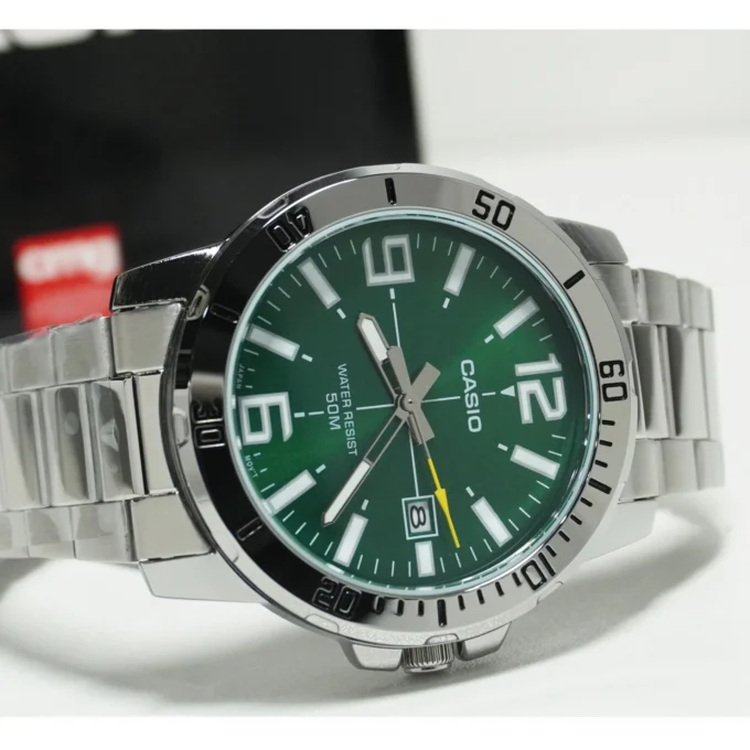 Montre Classique - CASIO - Homme - Design Élégant, Résistante à lEau, Bracelet Acier Inoxydable, Cadran Vert - MTP-VD01D-3BVUDF