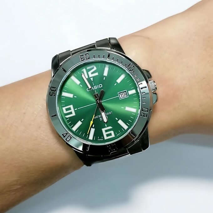 Montre Classique - CASIO - Homme - Design Élégant, Résistante à lEau, Bracelet Acier Inoxydable, Cadran Vert - MTP-VD01D-3BVUDF