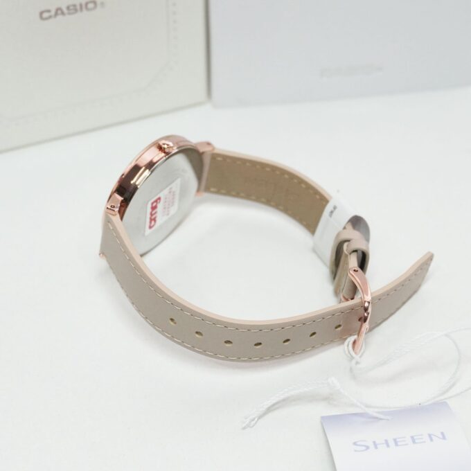 Montre CASIO - Femme - Couleur du boîtier Rose - Analogique - Verre saphir - SHE-4562PGL-4AUDF - Verre Saphir